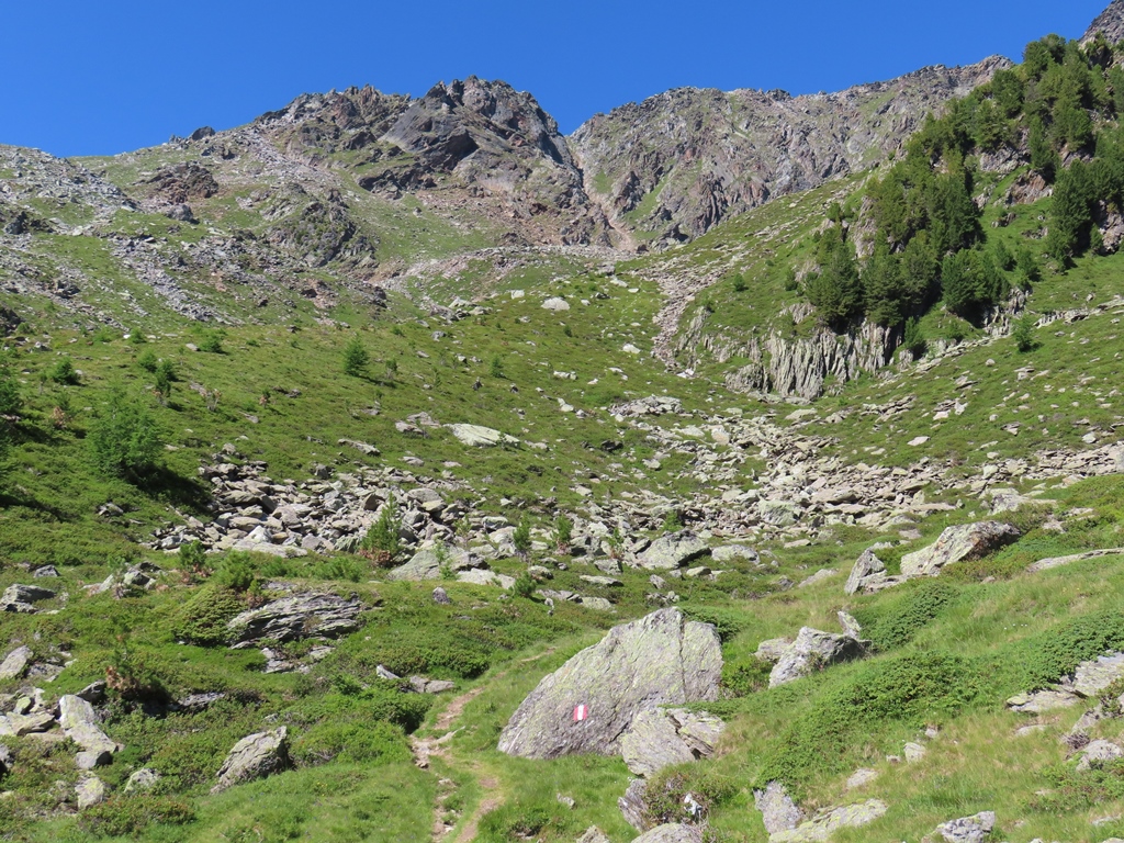 Aufstiegsgelände auf etwa 2500 Metern Höhe