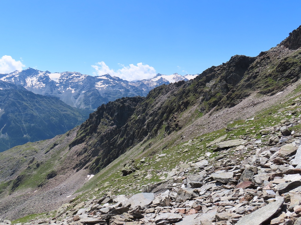 Blick auf den Südkamm zwischen Lorchenspitze und Hintere Schranspitze. Über diesen Kamm verläuft die Grenze ins Trentino