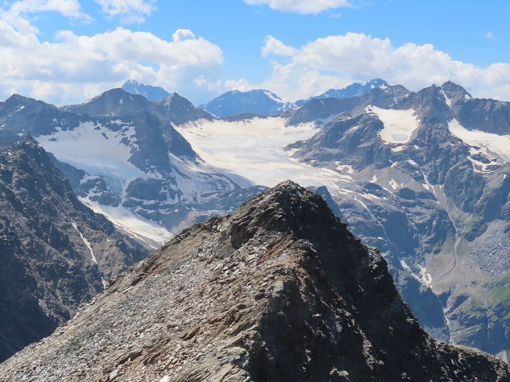 Blick auf Teile des Laaser Ferners. dahinter ragen Ortler, Monte Zebru und Königspitze etwas hervor