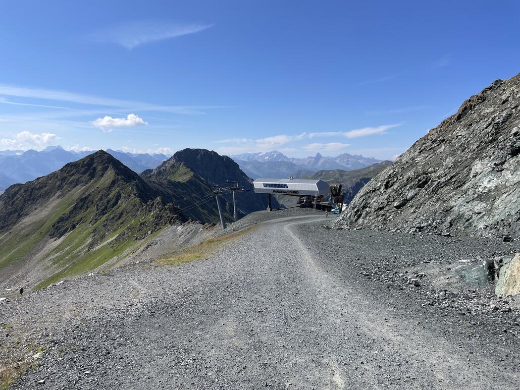 1.JPG (934.7 KiB) 1703 mal betrachtet Start auf dem Weissfluhjoch, ca. 2700m.ü.M.