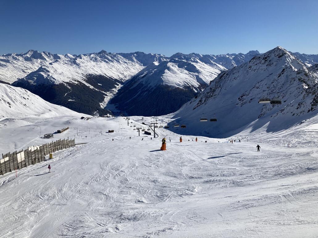 2a.JPG (739.22 KiB) 1688 mal betrachtet Im Winter beginnt bei der Bergstation des Parsenn Rapids die Piste 4.