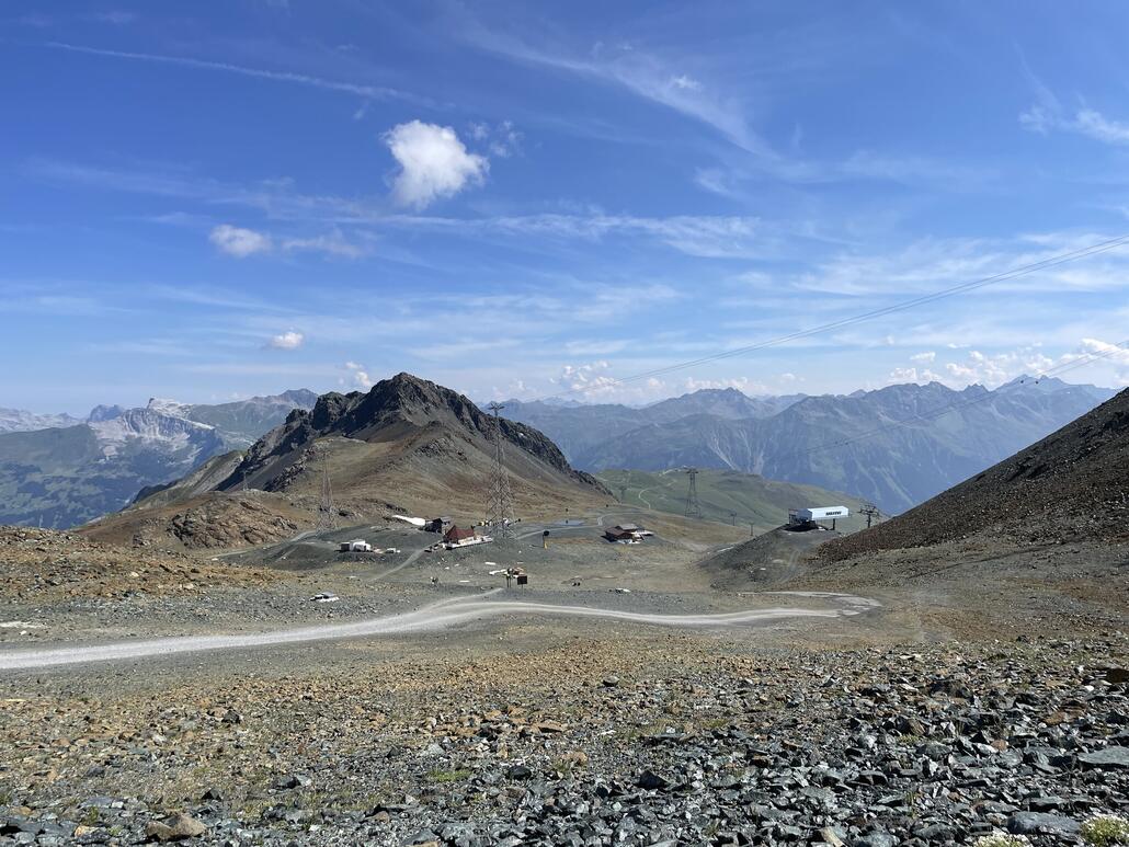 4.JPG (731.21 KiB) 1688 mal betrachtet Wir fahren aber rechts um den Hügel herum. In diesem Bereich ist die Szenerie im Sommer nicht sehr anschaulich. Viel planiertes Geröll, Bahnen, Maschinen. Ein Industriequartier in den Bergen. Positiv: Ab hier verläuft die Abfahrt mehrheitlich auf Singletrails.