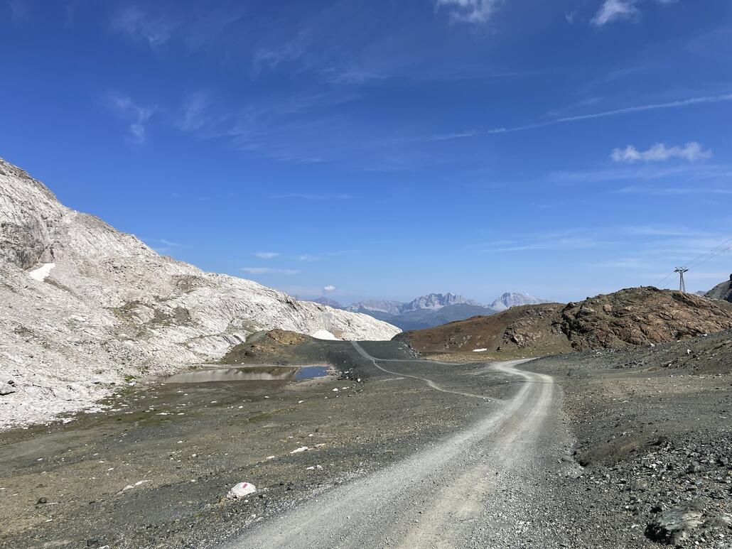 5.JPG (686.99 KiB) 1695 mal betrachtet Im Winter verläuft durch dieses Tal die Piste 17 zum Kreuzweg bzw. Schifer. Der Trail verläuft ebenfalls hier.
