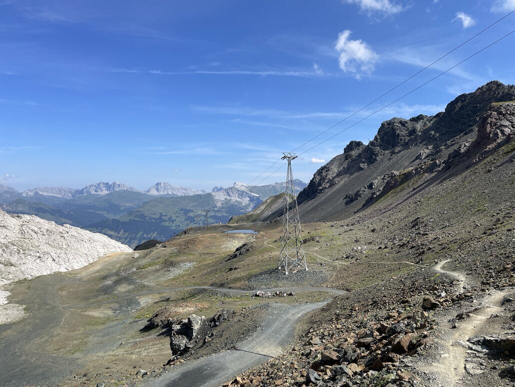 6.JPG (779.91 KiB) 1695 mal betrachtet Die Schiferbahn ist auf dem ersten Streckenabschnitt omnipräsent. In diesem Bereich ist die Landschaft alpin.