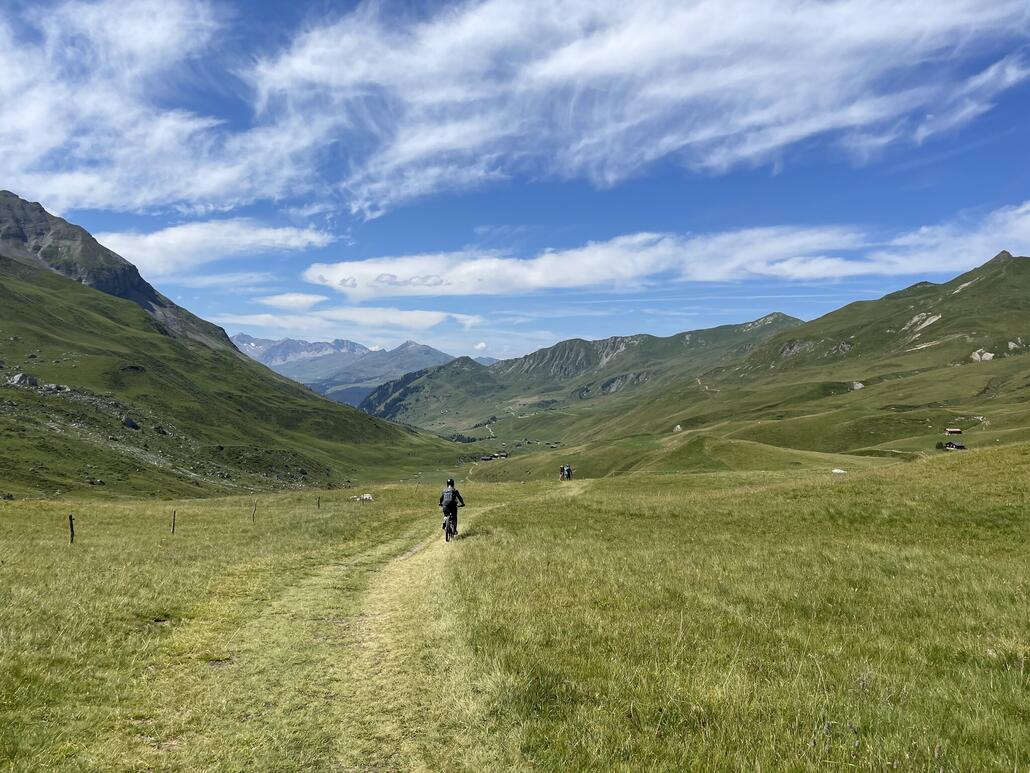 9.JPG (706.19 KiB) 1688 mal betrachtet Nach dem See geht es im Fondei einige Kilometer sehr gemütlich und landschaftlich ansprechend über Wiesen.