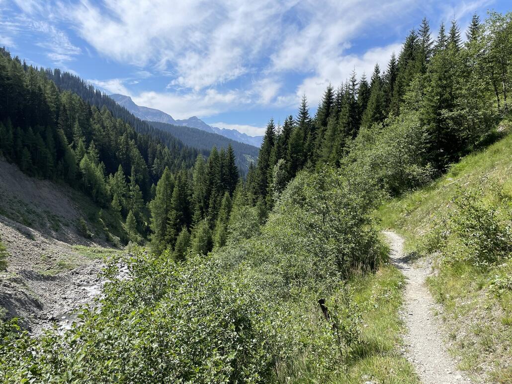 Nach Strassberg kann man die breite Fahrstrasse verlassen und dem Fondeier Bach entlang fahren.