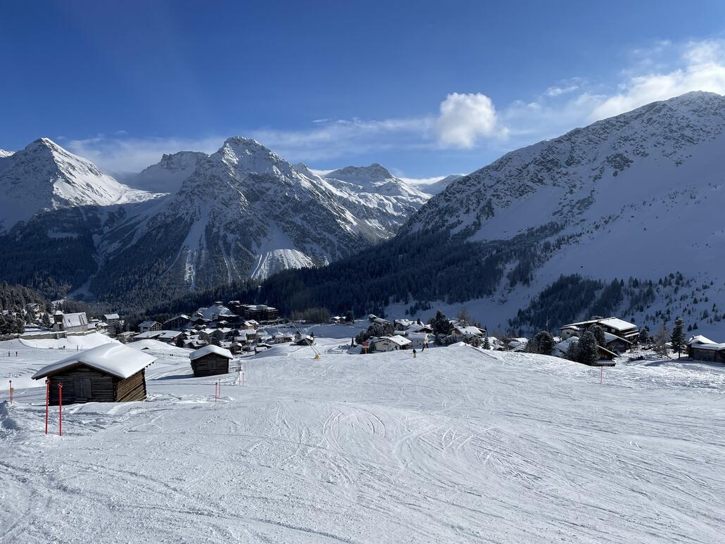 14a.JPG (662.21 KiB) 1695 mal betrachtet ..eine Skipiste. Die Ställe sind sommers wie winters fotogen.