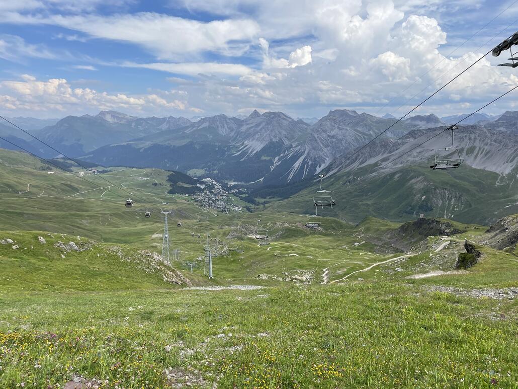 15.JPG (816.43 KiB) 1695 mal betrachtet Mit dem Hörnliexpress, der so express wie selten fuhr, ging es auf den Berg. Hier gibt es einen spassigen Flowtrail, den wir aber aussen vor gelassen haben. Wegen des späten Mittagessens im Restaurant Erzhorn - im Übrigen sehr zu empfehlen! - gingen wir direkt zur Urdenbahn.