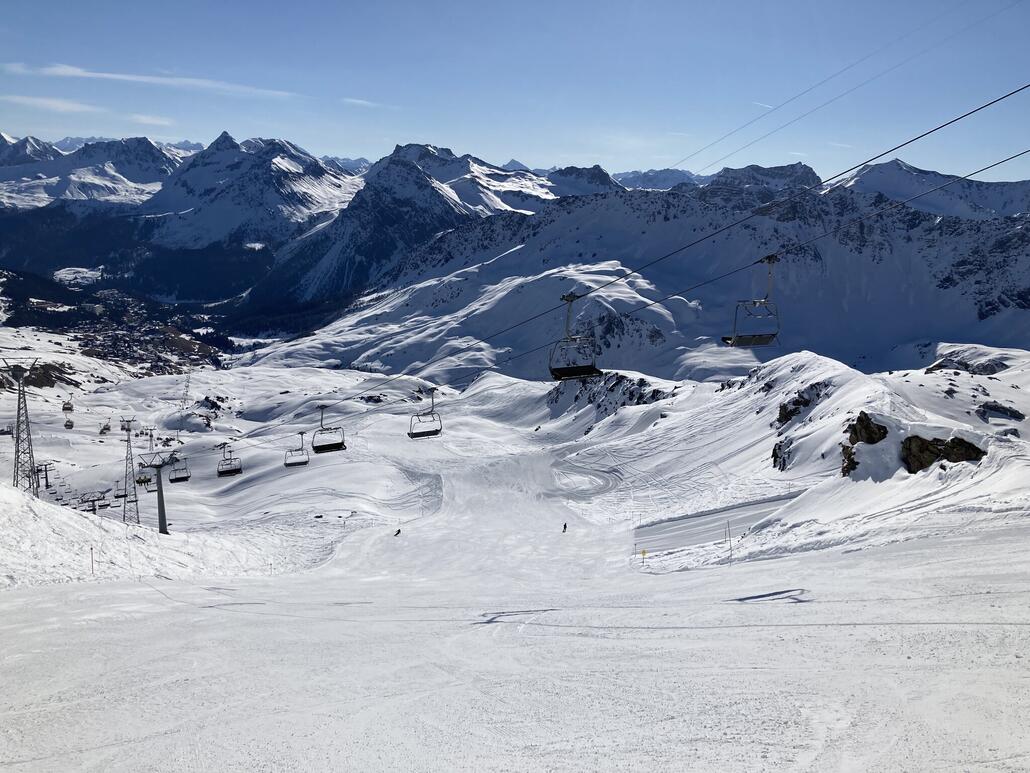 Auf dem Hörnli starten im Winter viele Pisten. Hier zu sehen ist die 2. Und es fällt mir auf, wie schwach frequentiert die Piste an diesem Tag war.