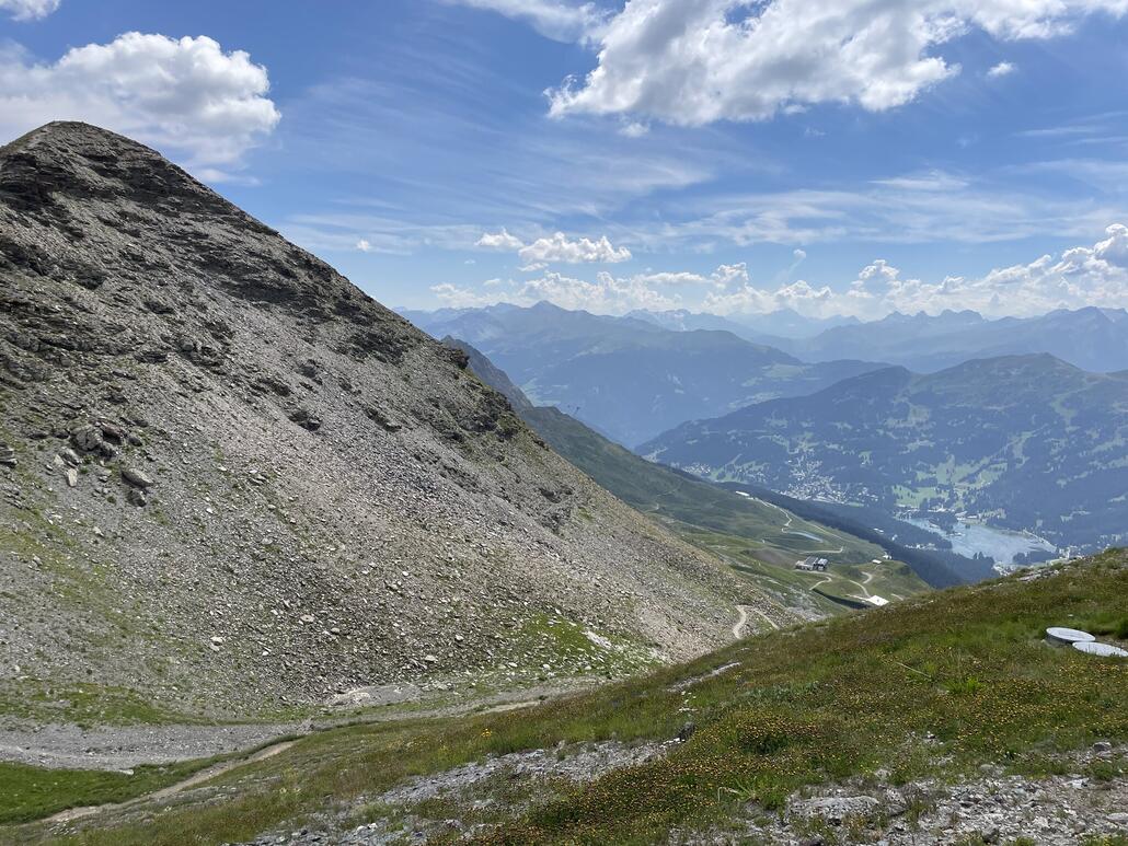 18.JPG (867 KiB) 1688 mal betrachtet Auf dem Urdenfürggli startet die lange und lustige Trailabfahrt nach Lenzerheide. Ab hier sind es über 1000 Höhenmeter nur auf Trails - cool! <br />Das Bild lässt erahnen, wie viel Schnee es hier im Winter braucht, um die Piste in Betrieb nehmen zu können.