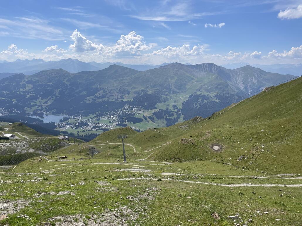 Der Biketrail verläuft die ersten Meter entlang der Skipiste.