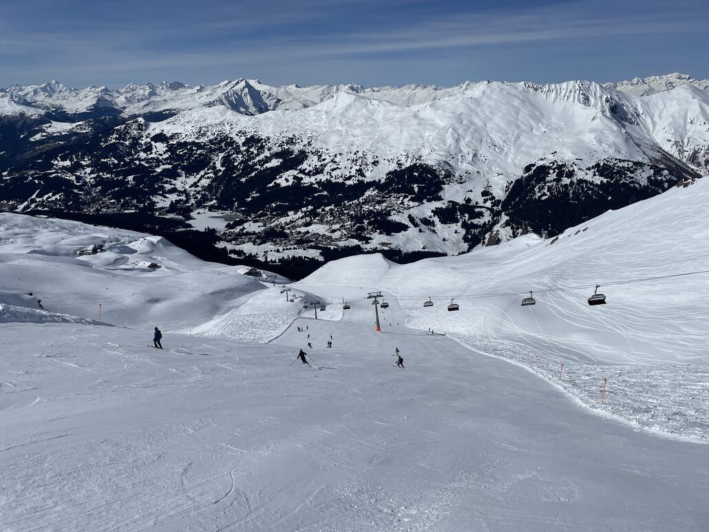 19b.JPG (648.3 KiB) 1695 mal betrachtet Piste am Urdenfürggli. ich weiss gar nicht, was wir alle haben: Die Pisten auf der Lenzerheide sind doch gar nicht voll :-D