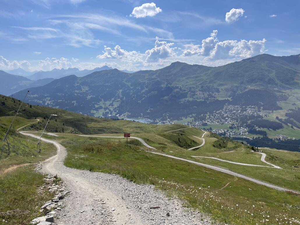 22.JPG (691.25 KiB) 1688 mal betrachtet Bis auf diesen kurzen Abschnitt ist die gesamte Strecke vom Urdenfürggli bis zur Talstation der Rothornbahn ein schmaler und spassiger Trail. In diesem Bereich...
