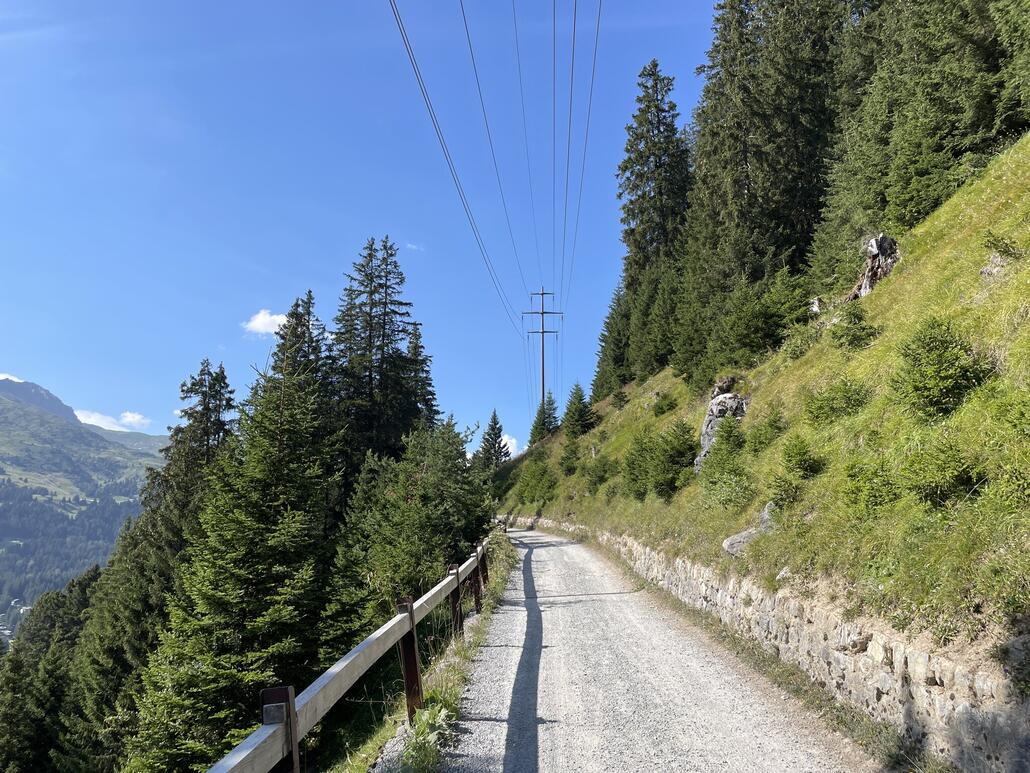 Statt zur Talstation fahren wir oft links Richtung Crest'ota und Dieschen. So gelangen wir direkter und mit noch weniger Krafteinsatz zu unserem Haus.