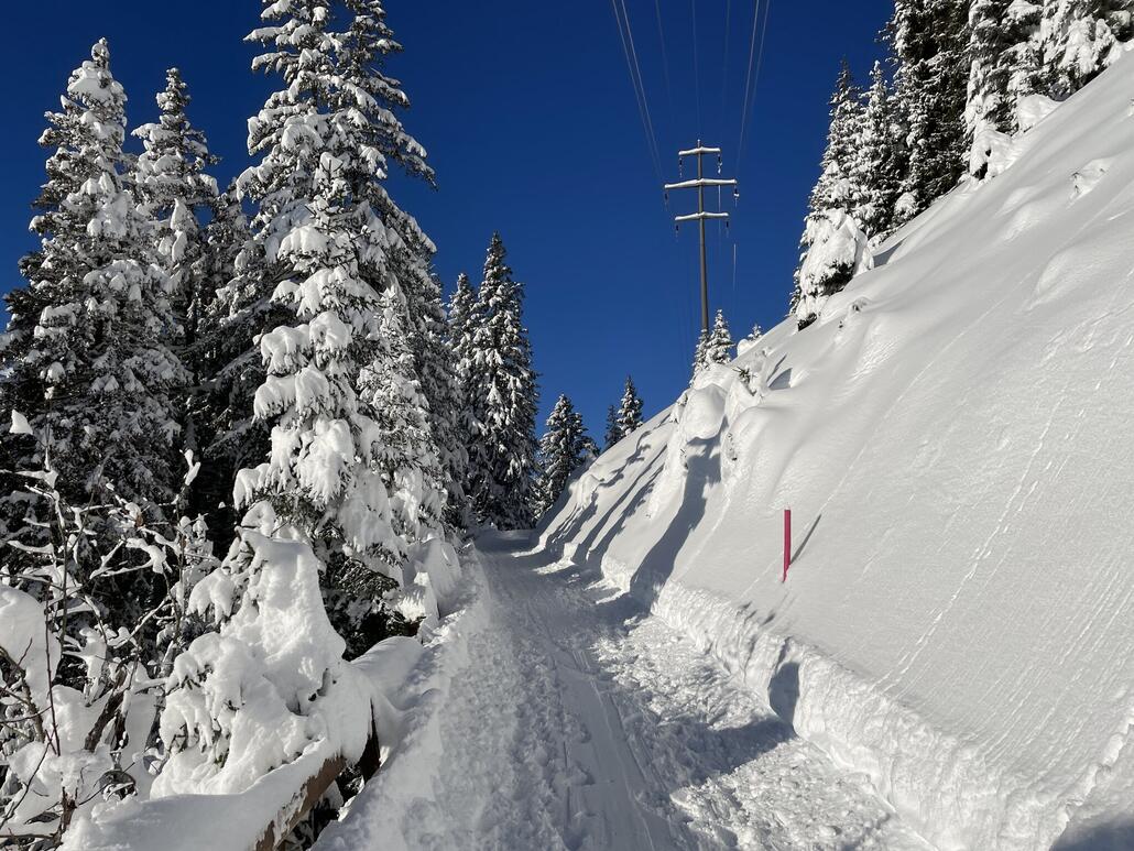 23a.JPG (746.97 KiB) 1703 mal betrachtet Der Schneefall im Dezember 2023 war einfach unglaublich. Wer weiss, wann es hier das nächste Mal so intensiv schneien wird.