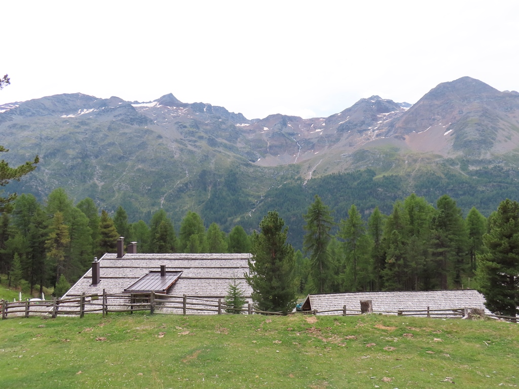 Lyfialm, dahinter die Berge auf der anderen Talseite des Martelltalas