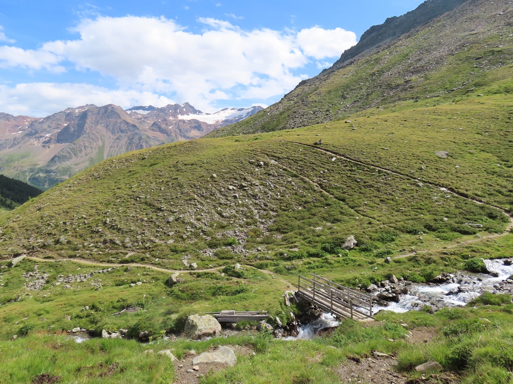 Hier zweigt nach rechts ein neuer Weg ab, der auf mehr oder weniger konstant 2400 Metern Höhe ins Madritschtal überführt. Ein Ziel für den nächsten Urlaub im Martelltal