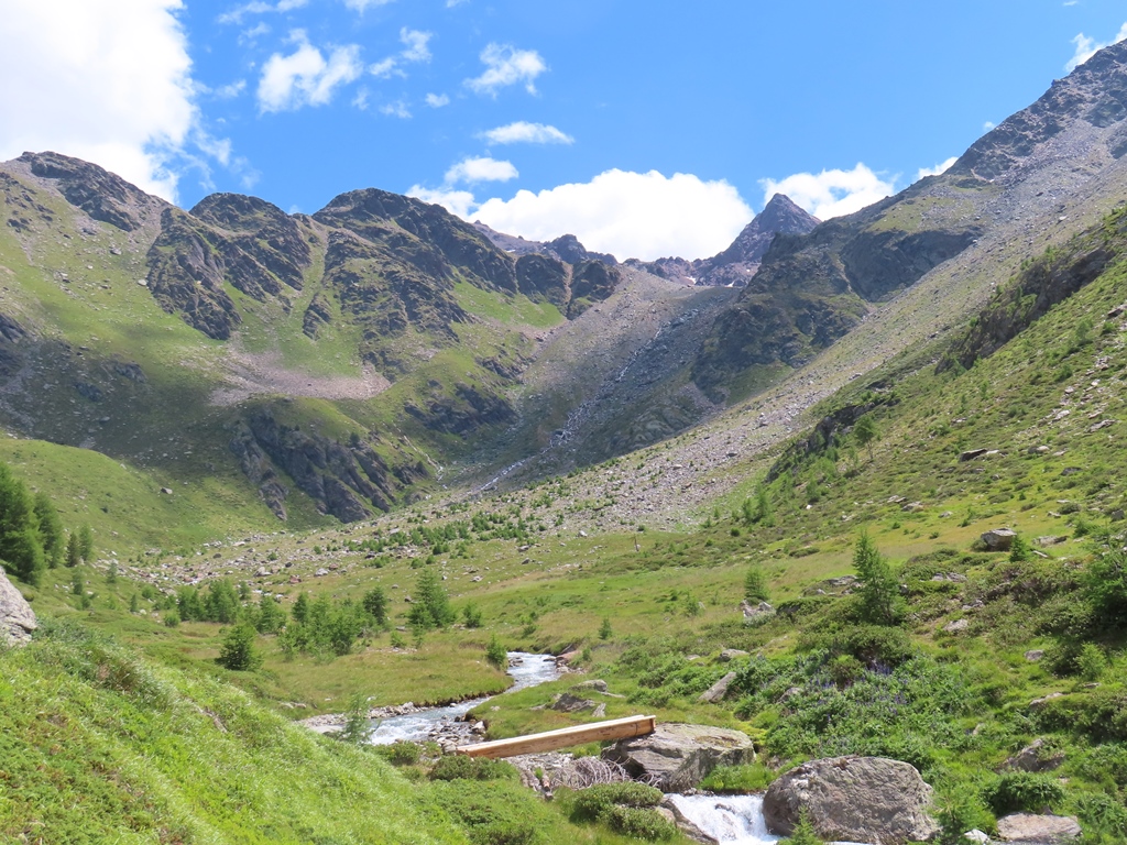 Inwzischen bin ich deutlich weiter oben auf 2200 Metern Höhe an der Waldgrenze. Der Weg geht links den Hang entlang nach oben. Der Gelbsee ist ein Stück weit hinter der Kante rechts der Bildmitte, hinter der die Weißbrunnspitze hervorragt.