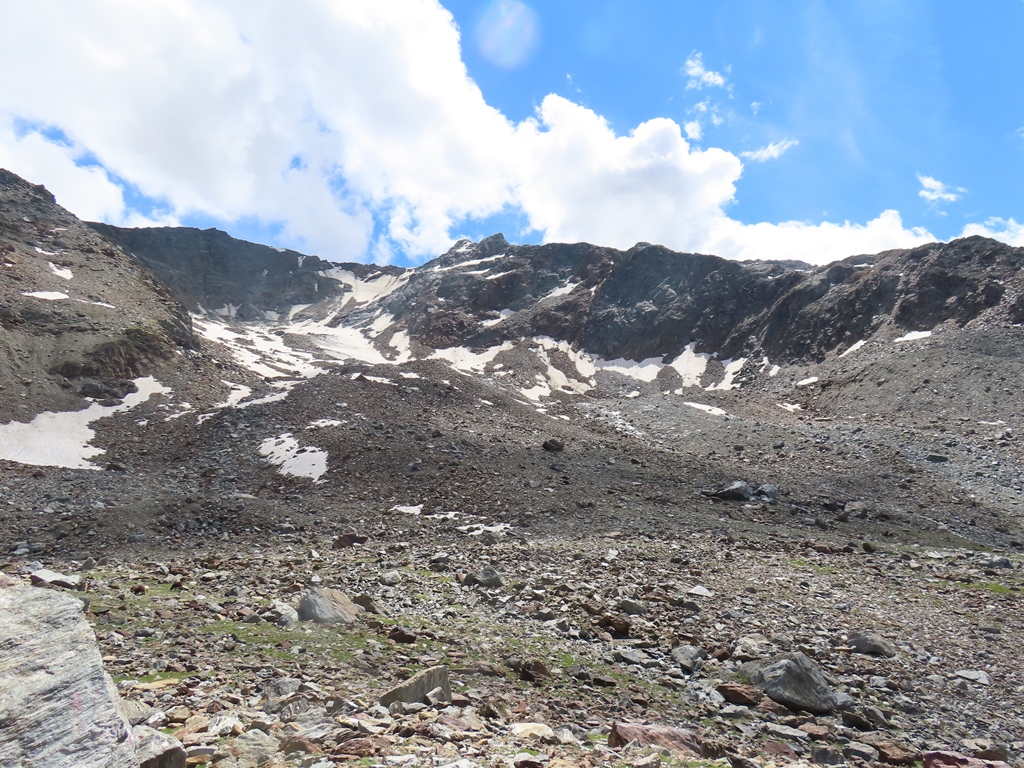 Oben in Geröllgelände gibt es noch ein paar Schneefelder