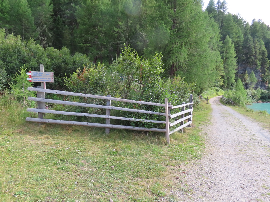 Hier die verpasste Abzweigung. Die Schilder sind auch ungünstig platziert, wenn man von der anderen Seite kommt.