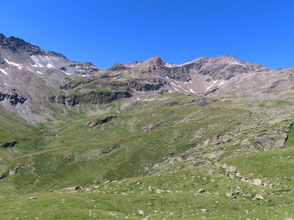 Nun wird das Gelände steiler. Etwa an dieser Stelle verlasse ich den Weg von vorgestern.