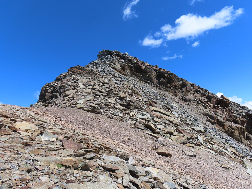 Kurz vor der Ankunft am Grat. Ich kraxelte noch im Blockgelände bis zu der dunklen Stelle, Dort war es mir dann zu anspruchsvoll. Nach der Nase wäre das Gelände wieder flacher und vermutlich unproblematisch gewesen, wie man am vorletzten Bild sehen kann.