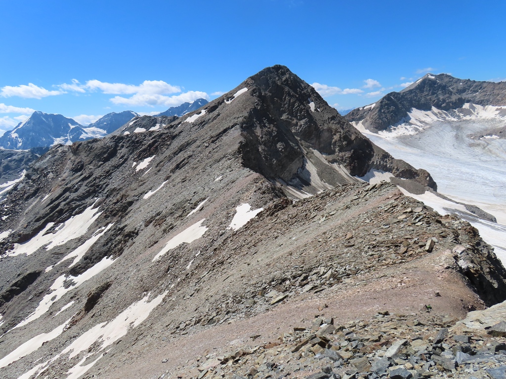 Die mittlere Pederspitze ist mit 3462 Metern noch etwas höher. Dort war ich 2005. Da ich etwas spät dran war (Frühstück gab es in Morter erst um 8.00 Uhr, beim Einkaufen der Brotzeit in einem kleinen Supermarkt im Martelltal musste ich etwas anstehen) entschied ich mich, die Äußere Pederpsitze statt der Mittleren Pederspitze anzupeilen. Links davon Königsspitze, Monte Zebru und Ortler.