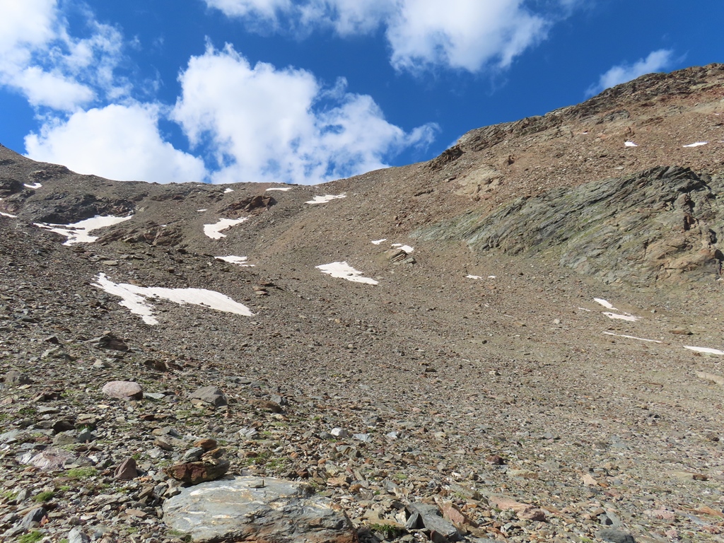 Das Bild zeigt gut das Gelände, durch das man sich einen Weg suchen muss