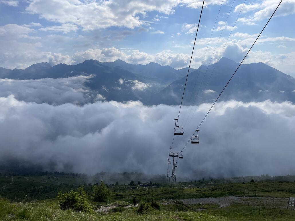 Start auf dem Scalottas. Am Morgen zeigte sich das Wetter noch nebelig und bedeckt. Dadurch war die Luftfeuchtigkeit sehr hoch, was unangenehm war.