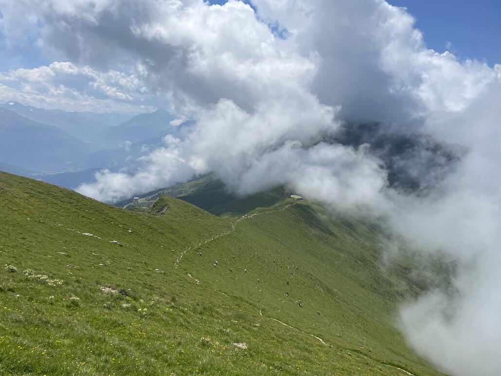 Aufstieg zum Stätzerhorn mit Blick zurück nach Steinhaus bzw. zur Bergstation Lavoz. Der Aufstieg zum Stätzerhorn ist landschaftlich schön, der Weg ist deutlich anspruchsloser als jener auf den Piz Danis.
