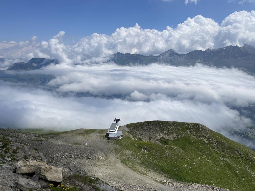 Die Stätzerhorn-Sesselbahn passiert man etwa 70 Höhenmeter oberhalb.