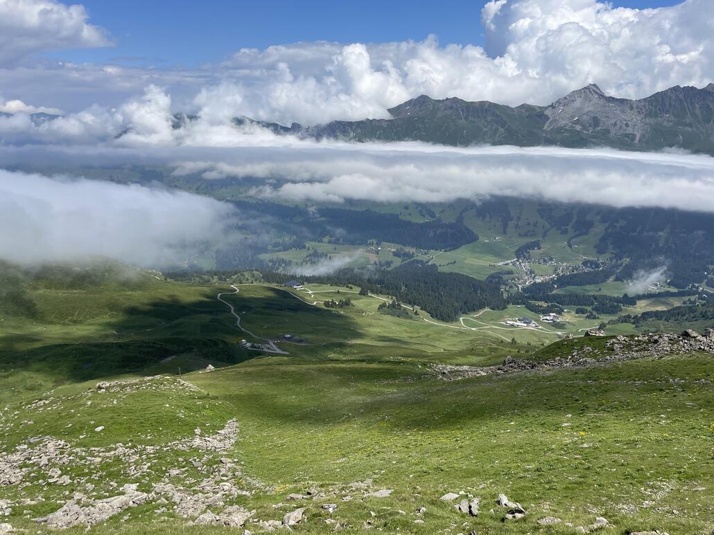 Im Winter verläuft hier die Piste 70. Die Baustelle der Sesselbahn Stätzertäli ist ebenfalls zu erkennen.