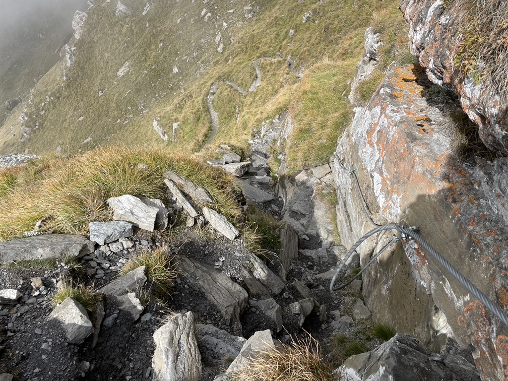 Im steilen Aufstieg zum Piz Danis. In diesem Bereich hat es fest installierte Stahlseile. Dieses Foto habe ich letzten Herbst aufgenommen.