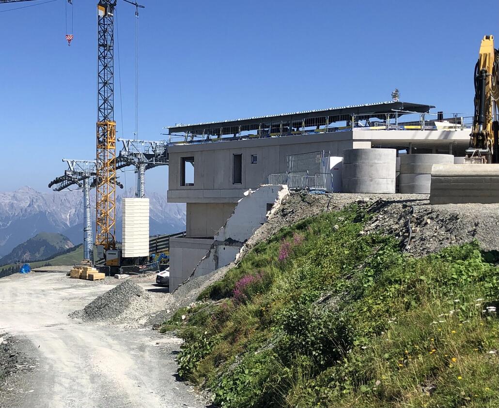 In Vordergrund ist noch der Rest der alten Bahn zu sehen.