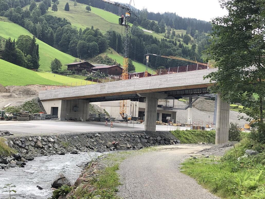Die Brücke ist echt riesig