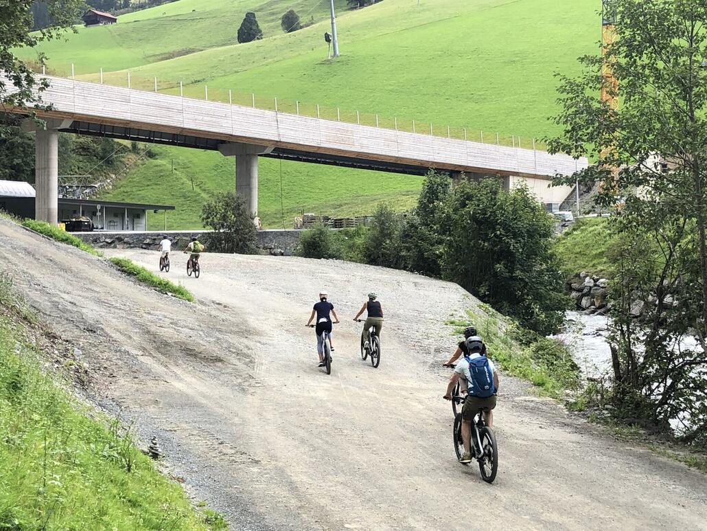 Nochmal die Brücke. Da passt auch nee Autobahn durch.
