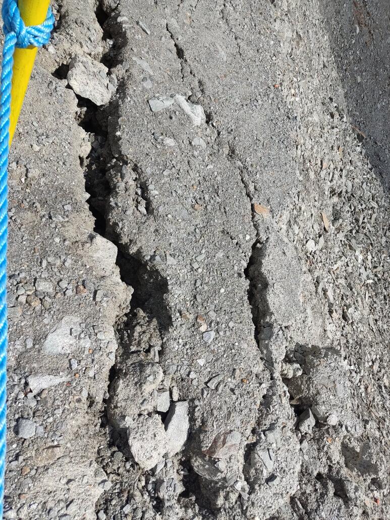 Der Weg an der Bergstation der Schaufeljoch bröckelt