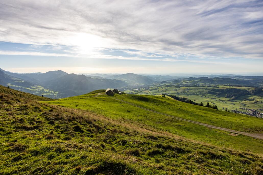 Die Sonne steht noch relativ hoch, eine Stunde wird es noch dauern bis zum Untergang.