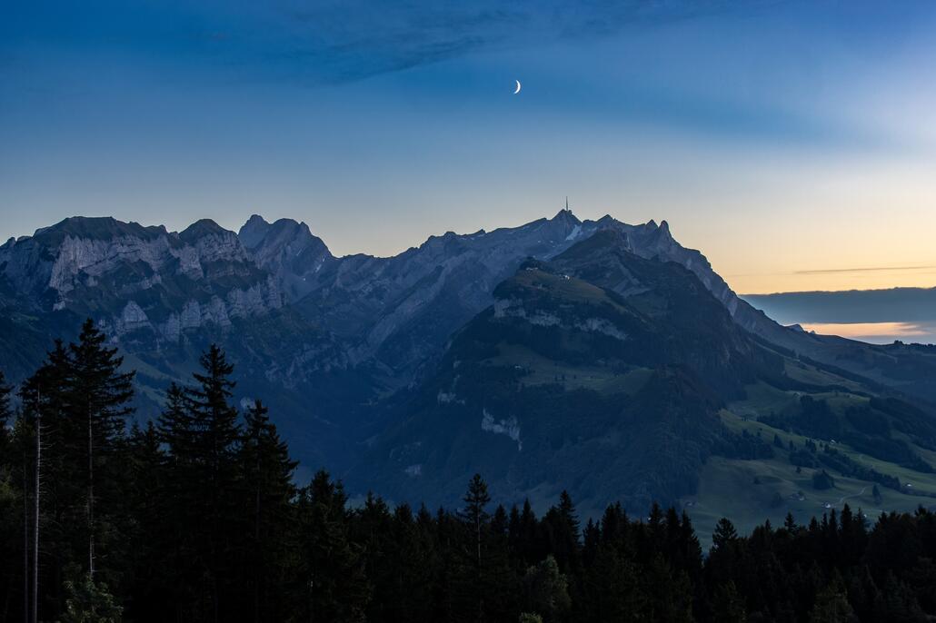 Der Mond zeigt sich auch noch.