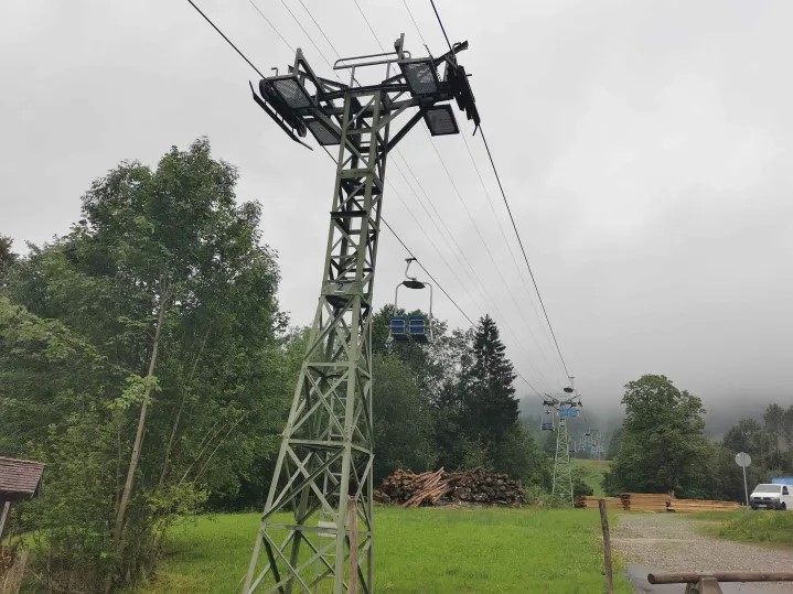 1. Hier ist die alte Dame. Scheinbar aus dem Hause WOLF &amp; SWITZENY. Was ich an dieser Bahn nicht erwartet habe, ist der ultramoderne Parkplatz mit elektronisch überwachter Ausfahrt, wo das Kennzeichen gescannt wird. :)