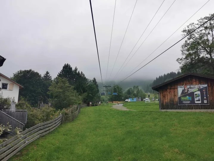 4. Schon im Lift. Zuerst fährt man gemütlich an Häusern und Gärten vorbei.