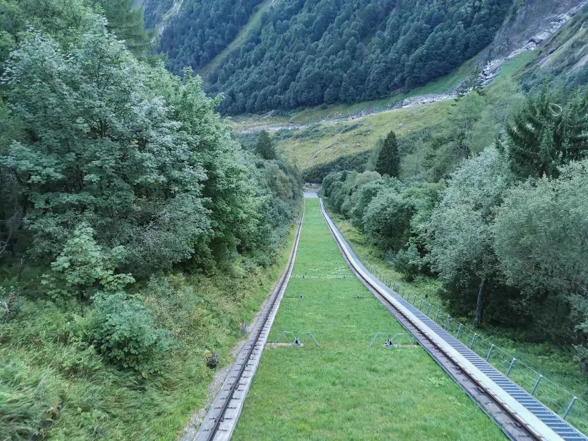 1. Starten wir also unsere Wanderung beim Alpenhaus Kesselfall, von wo aus der Bus startet und dich zum recht steilen Schrägaufzug Lärchwand bringt. Hier heißt es erstmal vom Bus umsteigen in den Schrägaufzug.