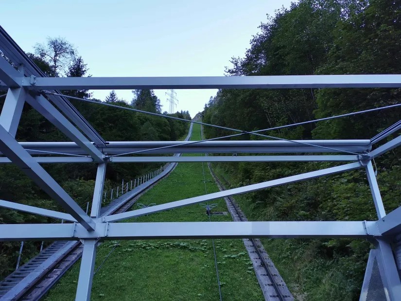 2. Vor nicht allzu langer Zeit wurde dieser über die Sommersaison generalüberholt. Und der Bus musste die ganze Strecke bis hinauf zu den Stauseen überwinden.