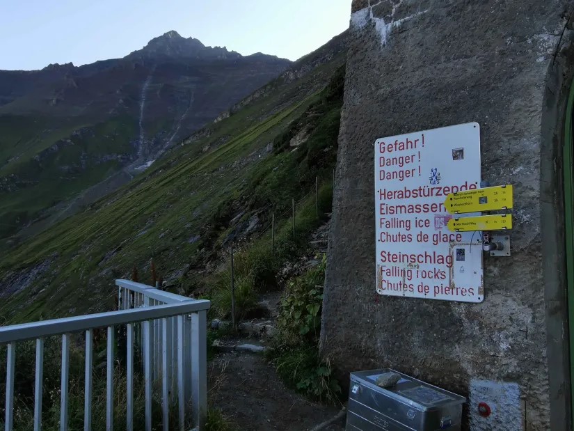 3. Hier bereits am Stausee Mooserboden mit dem Beginn des Wanderwegs hinauf zum Großen Wiesbachhorn, der über das Heinrich Schwaiger Haus führt.