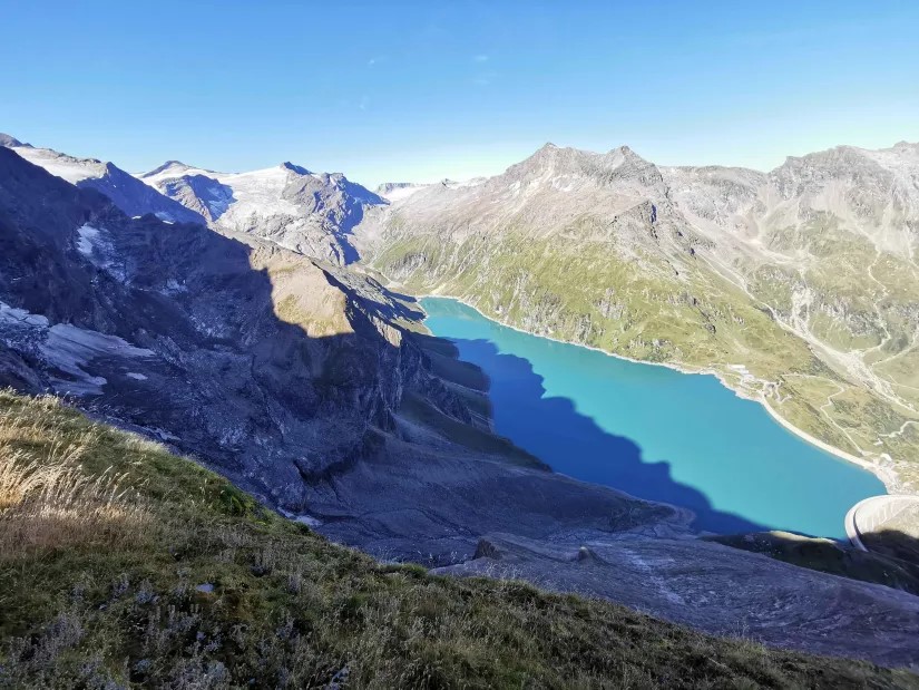 4. In der Früh lag der Stausee noch gänzlich im Schatten. Es war also schon recht frisch. Hier im Bild schon weiter oben mit dem traumhaften Stausee Panorama.