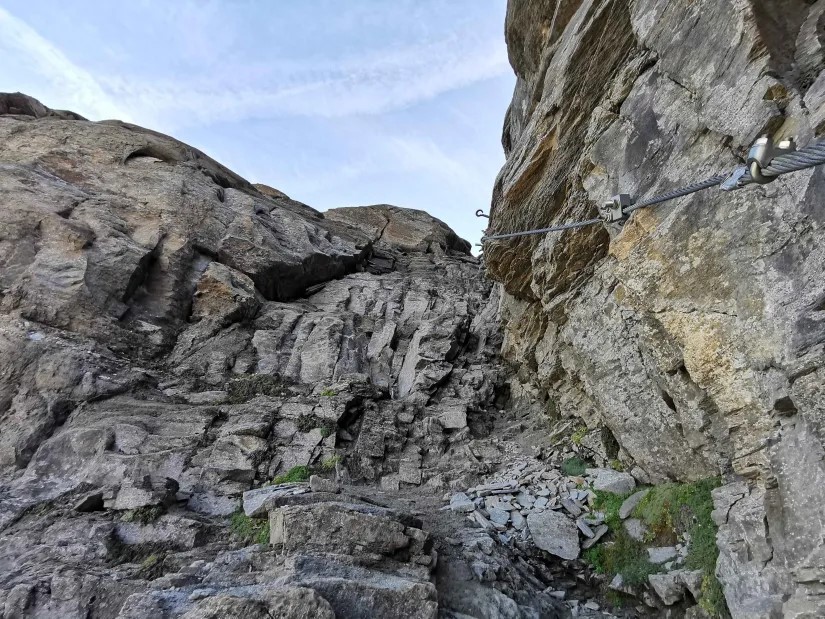 5. Bis zum Heinrich Schwaiger Haus ist der Weg zwar steil, aber ohne Kletterpassagen. Diese fangen erst ab der Hütte an. Aber so richtig schwierig ist es nirgends. So hab ich meinen Sicherungsgurt nie gebraucht. Lediglich den Helm hab ich aufgesetzt, weil insbesondere weiter oben das Gesteinsmaterial dann doch eher locker war.