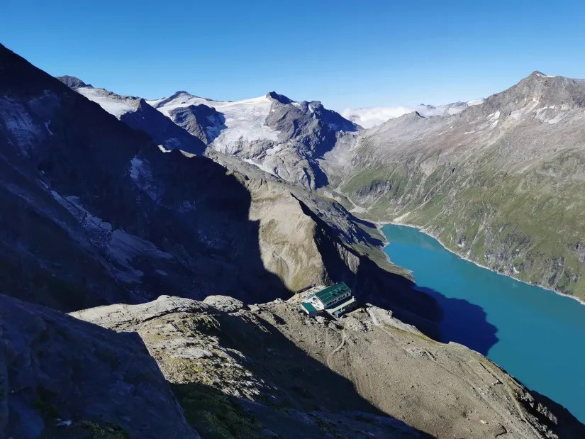 6. Blick zurück auf das Heinrich Schwaiger Haus und Stausee. Einzigartige Lage hier auf dem schmalen Felsplateau.