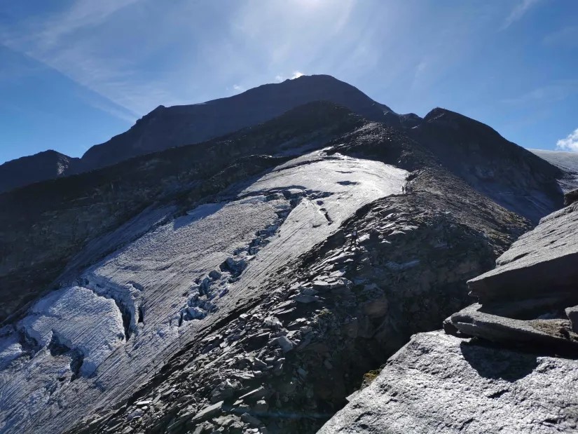 7. Ganz dort hinten will ich hinauf. Schaut schon noch weit aus. Puuhhh.