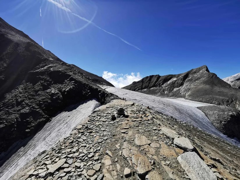 8. Aber man hat nirgends eine Gletscherüberquerung, sondern kann am schneefreien Grat entlang wandern.
