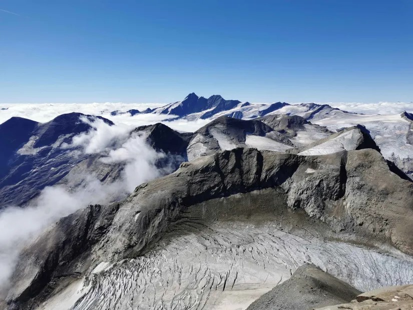 10. Der Großglockner sticht aus der Wolkendecke empor.